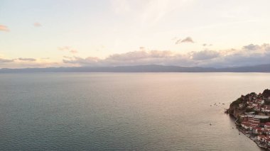 Ohri şehrinin hava manzarası. Ohri Gölü. Kuzey Makedonya. Yüksek kalite 4k görüntü.