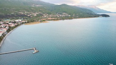 Ohri Gölü 'nün havadan görünüşü. Kuzey Makedonya. Yüksek kalite 4k görüntü.