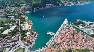Kotor ve Kotor Körfezi 'nin havadan görünüşü. Karadağ. Yüksek kalite 4k görüntü