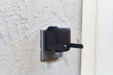 Beyaz arka planda siyah kablosuz bağlantı güçlendirici, üst görüntü. Karı-koca bağlantısı. Wifi vericisi, yönlendirici.