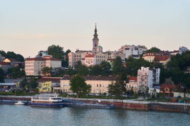 Sırbistan 'ın Sava Nehri kıyısındaki Belgrad' ın tarihi merkezinin güzel manzarası. Yüksek kalite fotoğraf
