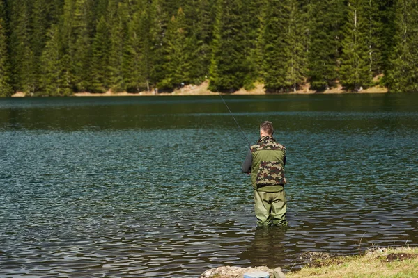 Fisher Homem Fica Água Pegar Peixes Lago Fundo Montanhas Foto — Fotografia de Stock