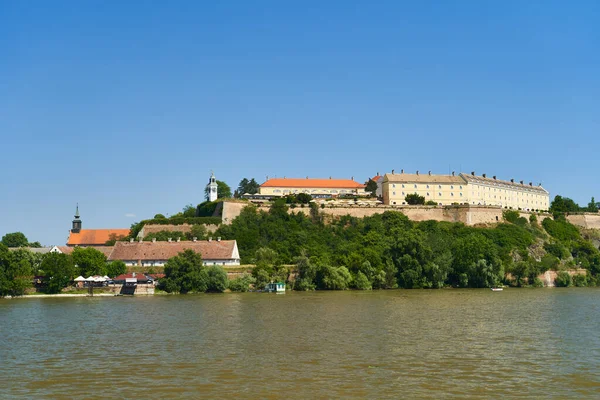 俯瞰塞尔维亚诺维萨德多瑙河上的Petrovaradin要塞 高质量的照片 — 图库照片