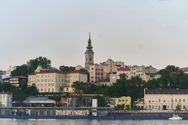 Όμορφη Θέα Του Ιστορικού Κέντρου Του Βελιγραδίου Στις Όχθες Του — Φωτογραφία Αρχείου