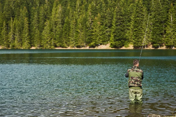 Pêcheur Homme Tient Dans Eau Attraper Des Poissons Dans Lac — Photo