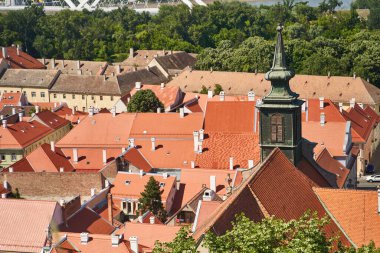 Petrovaradin 'deki Aziz George Manastırı manzarası. Sırbistan 'ın eski Petrovaradin kenti.