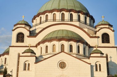 Sırbistan 'ın başkenti Belgrad' daki Aziz Sava tapınağının güneşli manzarası. Yüksek kalite fotoğraf