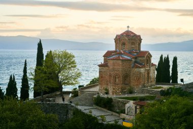 Kaneo 'daki Aziz John Kilisesi, günbatımında panoramik manzara, Ohri, Kuzey Makedonya. Yüksek kalite fotoğraf