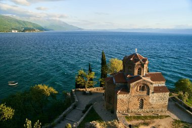 Kaneo 'daki Aziz John Kilisesi, günbatımında panoramik manzara, Ohri, Kuzey Makedonya. Yüksek kalite fotoğraf