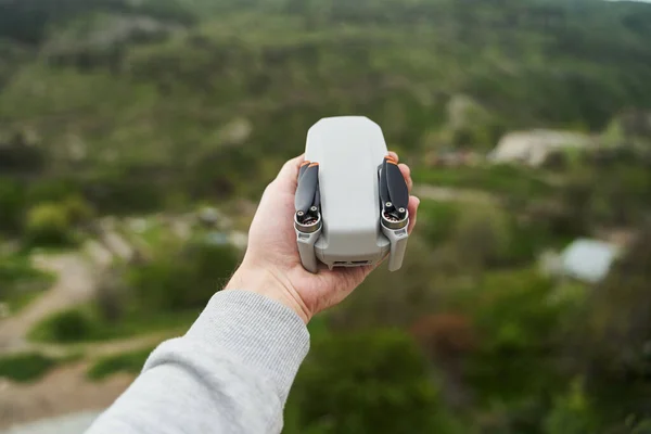 现代小巧小巧的四合院在一个男人的手中 从你手上发射无人机高质量的照片 — 图库照片
