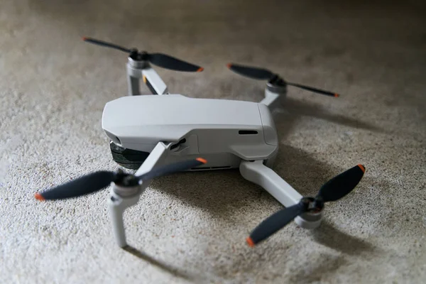 Kleine Grijze Quadcopter Een Grijze Achtergrond Quadrocopter Close Hoge Kwaliteit — Stockfoto