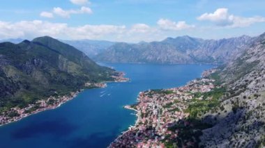 Kotor ve Kotor Körfezi 'nin havadan görünüşü. Karadağ