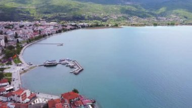 Ohri şehrinin hava manzarası. Ohri Gölü. Kuzey Makedonya