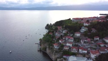 Ohri şehrinin hava manzarası. Ohri Gölü. Kuzey Makedonya