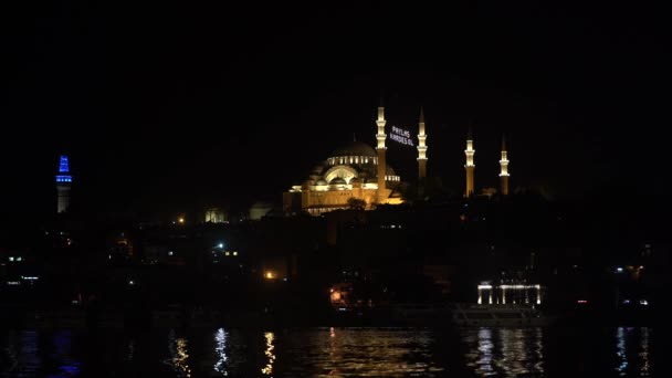 İstanbul Boğazı 'ndan Süleyman Camii' ne gece görüşü — Stok video