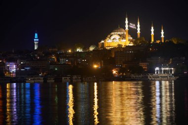 İstanbul Boğazı 'ndan Süleyman Camii' ne gece görüşü. İstanbul, Türkiye. Yüksek kalite 4k görüntü