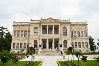 İstanbul 'daki Dolmabahce Sarayı' nın muhteşem mimarisinin manzarası. Yüksek kaliteli fotoğraf.