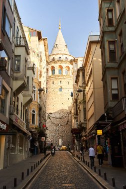 İstanbul, Türkiye - 2 Mayıs 2021: Sokağın karşısındaki Galata Kulesi manzarası. Yüksek kalite fotoğraf