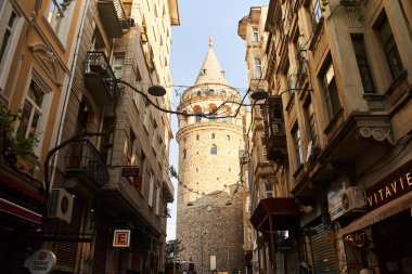 İstanbul, Türkiye - 2 Mayıs 2021: Sokağın karşısındaki Galata Kulesi manzarası. Yüksek kalite fotoğraf