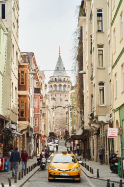 İstanbul, Türkiye - 2 Mayıs 2021: Sokağın karşısındaki Galata Kulesi manzarası. Yüksek kalite fotoğraf