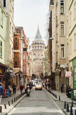 İstanbul, Türkiye - 2 Mayıs 2021: Sokağın karşısındaki Galata Kulesi manzarası. Yüksek kalite fotoğraf