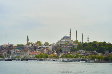 İstanbul, Türkiye - 2 Mayıs 2021: İstanbul Boğazı 'ndan Süleyman Camii' ne bakın. Yüksek kaliteli fotoğraf.