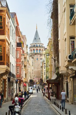 İstanbul, Türkiye - 2 Mayıs 2021: Sokağın karşısındaki Galata Kulesi manzarası. Yüksek kalite fotoğraf
