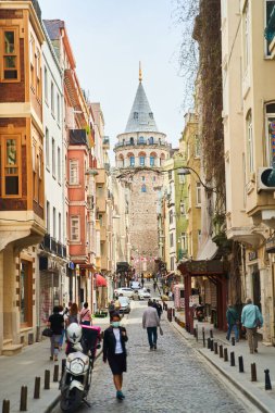 İstanbul, Türkiye - 2 Mayıs 2021: Sokağın karşısındaki Galata Kulesi manzarası. Yüksek kalite fotoğraf