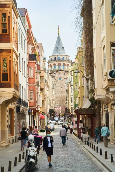 İstanbul, Türkiye - 2 Mayıs 2021: Sokağın karşısındaki Galata Kulesi manzarası. Yüksek kalite fotoğraf