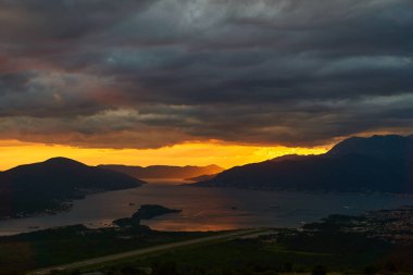 Tivat Körfezi ve havaalanı pisti manzaralı. Tivat Körfezi 'nde günbatımı. Yüksek kalite fotoğraf