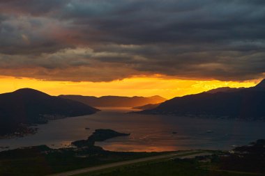 Tivat Körfezi ve havaalanı pisti manzaralı. Tivat Körfezi 'nde günbatımı. Yüksek kalite fotoğraf