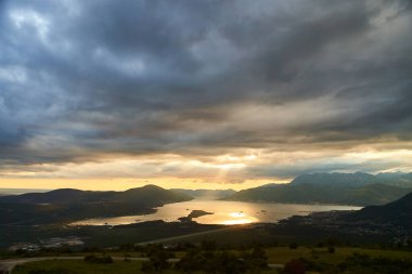 Tivat Körfezi ve havaalanı pisti manzaralı. Tivat Körfezi 'nde günbatımı. Yüksek kalite fotoğraf