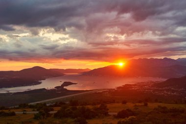 Tivat Körfezi ve havaalanı pisti manzaralı. Tivat Körfezi 'nde günbatımı. Yüksek kalite fotoğraf