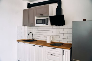 Modern mutfağın ahşap tezgahı olan beyaz dolaplar. Yüksek kalite fotoğraf