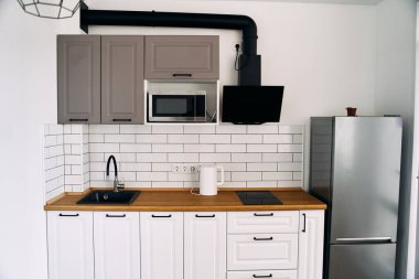 Modern mutfağın ahşap tezgahı olan beyaz dolaplar. Yüksek kalite fotoğraf