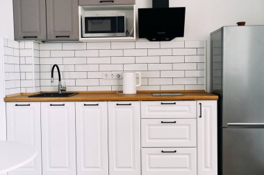 Modern mutfağın ahşap tezgahı olan beyaz dolaplar. Yüksek kalite fotoğraf