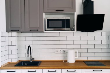 Modern mutfağın ahşap tezgahı olan beyaz dolaplar. Yüksek kalite fotoğraf