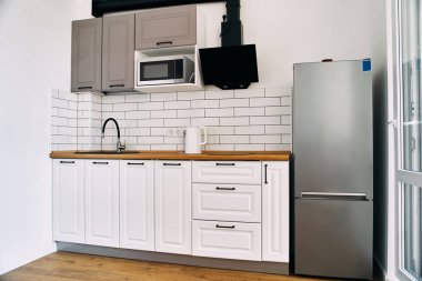 Modern mutfağın ahşap tezgahı olan beyaz dolaplar. Yüksek kalite fotoğraf