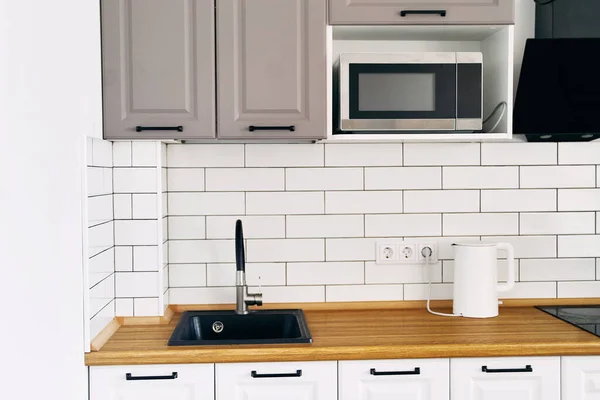 Armarios Blancos Con Mostrador Madera Cocina Moderna Foto Alta Calidad — Foto de Stock