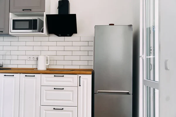 Lemari Putih Dengan Meja Dapur Modern Foto Berkualitas Tinggi — Stok Foto