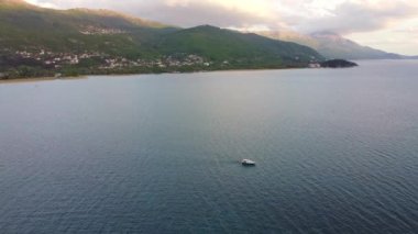 Ohri Gölü 'nün havadan görünüşü. Kuzey Makedonya