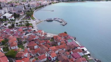 Ohri şehrinin hava manzarası. Ohri Gölü. Kuzey Makedonya