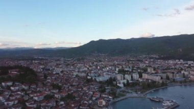 Ohri şehrinin hava manzarası. Ohri Gölü. Kuzey Makedonya