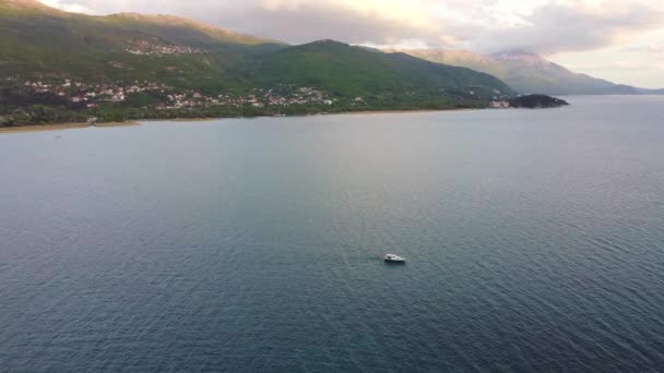 Letecký pohled na jezero Ohrid. Severní Makedonie — Stock video