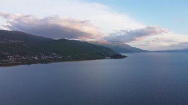 Ohri Gölü 'nün havadan görünüşü. Kuzey Makedonya