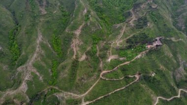 Tiflis 'teki tepelerin havadan görünüşü. Tiflis 'in Krtsanisi bölgesinde. Georgia