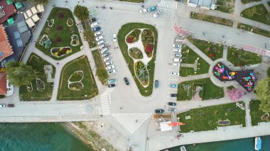 Kuzey Makedonya 'daki Ohri kentinin merkez meydanının hava manzarası.