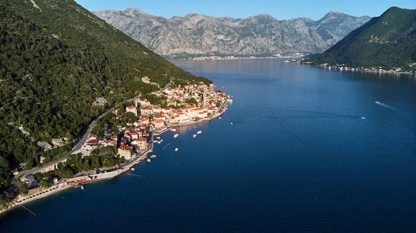 Vista aérea de la ciudad de Perast y la bahía de Kotor en Montenegro. —  Fotos de Stock