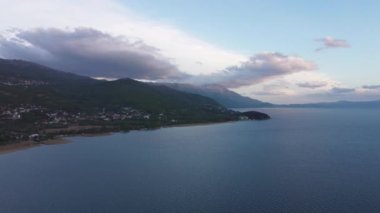 Ohri Gölü 'nün havadan görünüşü. Kuzey Makedonya