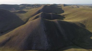 Uzun Dağlar Tepesi 'nin havadan görünüşü. Ural dağlarının başlangıcı. Orenburg bölgesi.